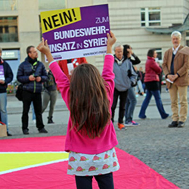 Protestaktion der Kampagne "Macht Frieden. Zivile Lösungen für Syrien" gegen die Verlängerung des Bundeswehrmandates für Syrien und den Irak am 8.10.2018, Foto: IPPNW