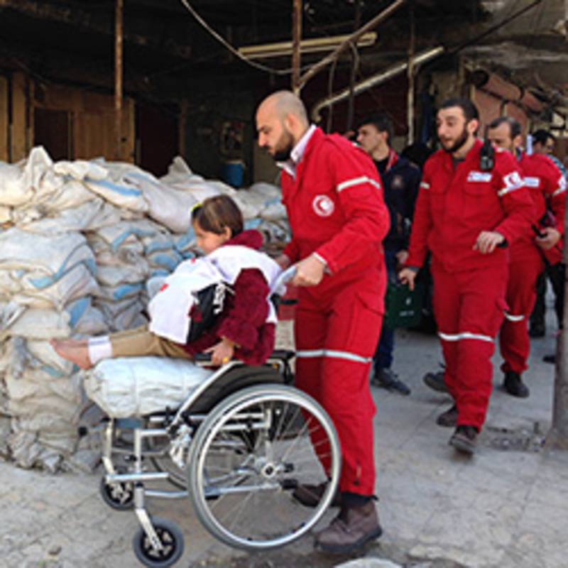 Freiwillige des Syrischen Arabischen Roten Halbmonds (SARC) helfen Kranken und Bedürftigen, die in einem Teil Aleppos leben, der unter Kontrolle bewaffneter Gruppen steht. Foto: Bashoura