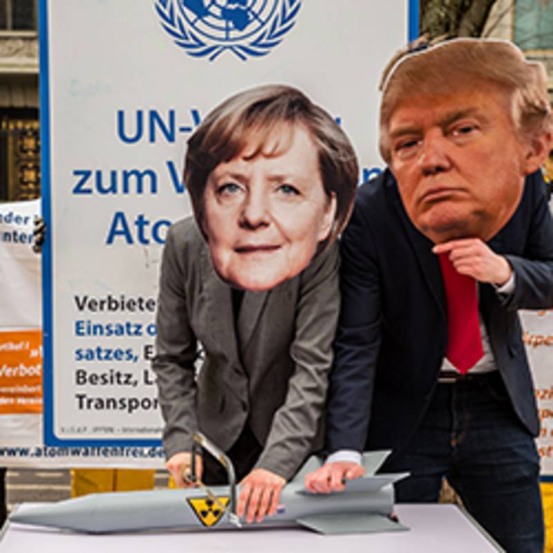 Straßentheater am 1.2.2019 an den Botschaften der USA und Russlands in Berlin. Foto: Ralf Schlesener