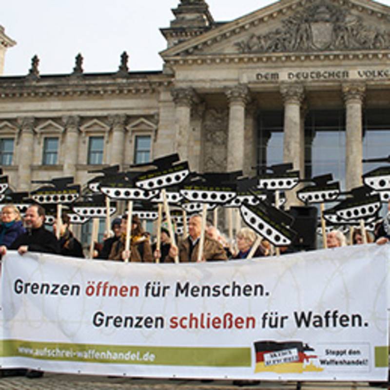 Protestaktion der Kampagne "Aktion Aufschrei - Stoppt den Waffenhandel" vor dem Bundestag 2014, Foto: IPPNW
