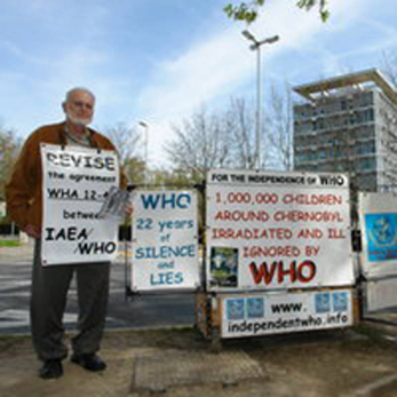 Alexej Yablokov protestiert gegen das WHO-IAEO-Abkommen