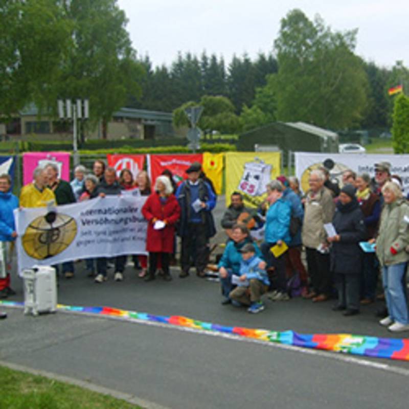 Mitglieder des Internationalen Versöhnungsbundes in Büchel am 16. Mai 2015; Foto:www.buechel-atomwaffenfrei.de
