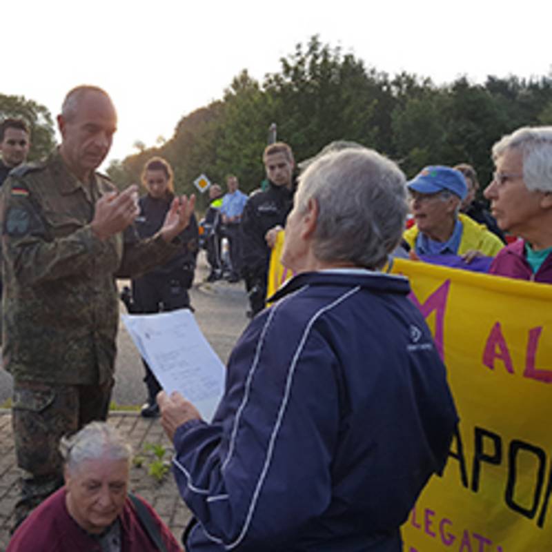US-AktivistInnen trafen Oberstleutnant Gregor Schlemmer und übergaben ihm eine Kopie des Atomwaffenverbotsvertrages. Foto: atomwaffenfrei.jetzt