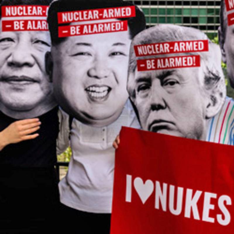 Für ein Atomwaffenverbot: FriedensaktivistInnen mit Masken vor der UN in New York, Juli 2017. Foto: Ralf Schlesener