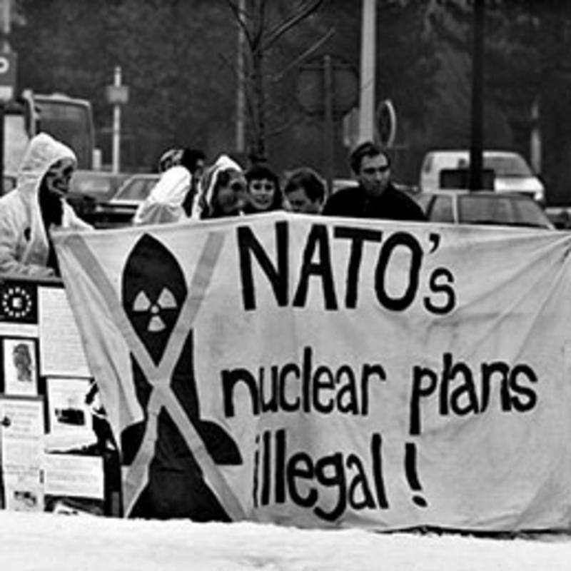 Demonstration vor dem Eingang des NATO-Hauptquartiers 1998, Foto: IPPNW