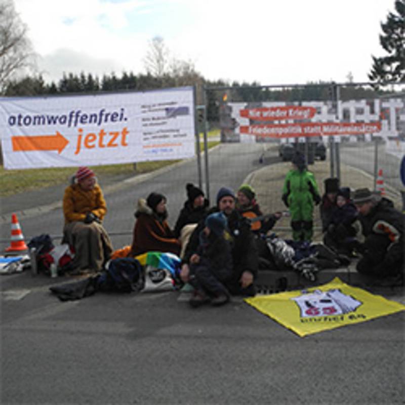 Büchel 65: Vom 26. März bis 29. Mai 2015 65 Tage gewaltfreie Blockaden am Atomwaffenstandort Büchel. www.buechel-atomwaffenfrei.de