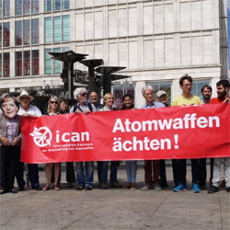 1. Jahrestag des Vertrags zum Verbot von Atomwaffen, Aktion am Alexanderplatz. Foto: ICAN