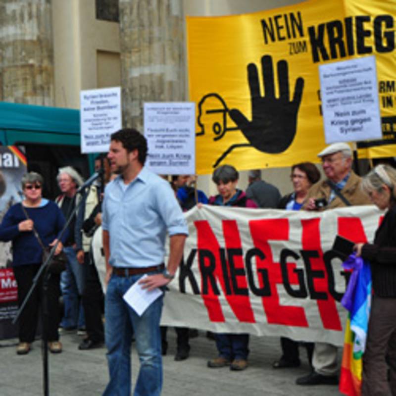 Alex Rosen (IPPNW) redet bei der Demonstration gegen eine Militärintervention in Syrien am Antikriegstag in Berlin. Foto: IPPNW