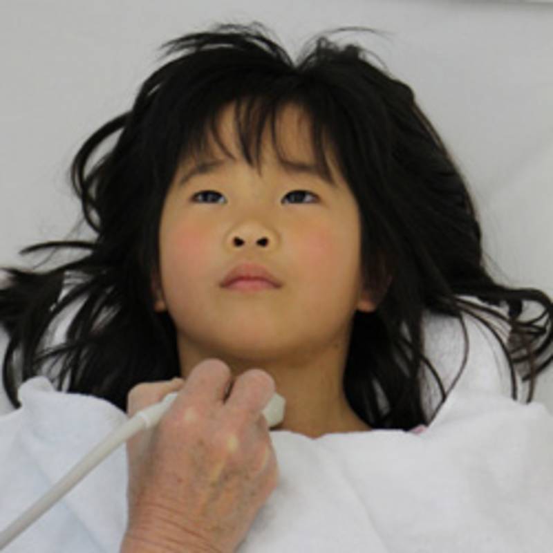 Schilddrüsenuntersuchung bei einem japanischen Mädchen in der Fukushima-Klinik. Foto: Ian Ash