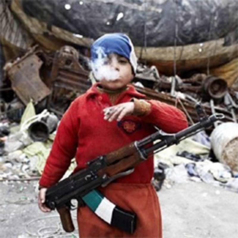 Auch dieses Bild ist verstörend: Ein Kinderrebell in Syrien. Falsch ist aber, daraus den Ruf nach einem "Kriegseintritt" des Westens abzuleiten, so die IPPNW.