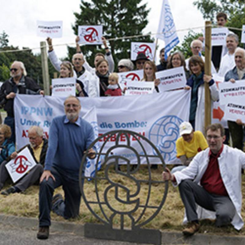 IPPNW-ÄrztInnen demonstrieren vor dem Haupttor des Fliegehorstes Büchel gegen Atomwaffen. Foto: IPPNW