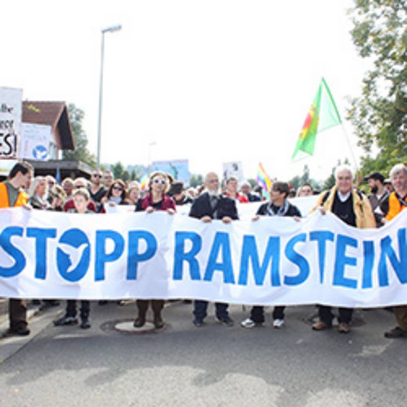 Demonstrationszug an der US-Airbase Ramstein, Foto: IALANA