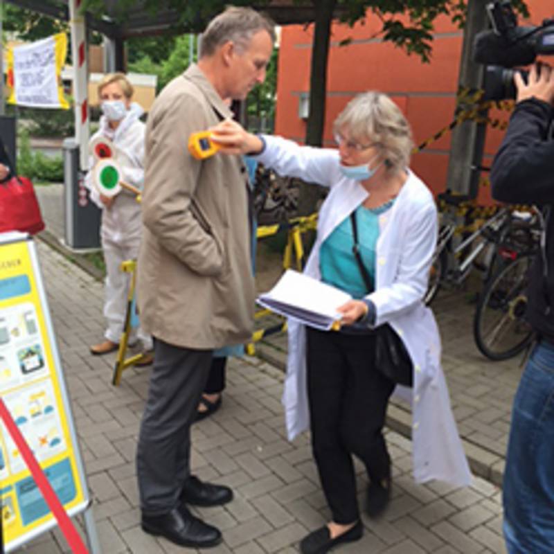 Niedersachsens Umweltminister Stefan Wenzel, hier bei einer öffentlichen Aktion mit Dr. Angelika Claußen (IPPNW), unterstützt Forderung nach Schließung der Uranfabriken in Lingen. Foto: IPPNW