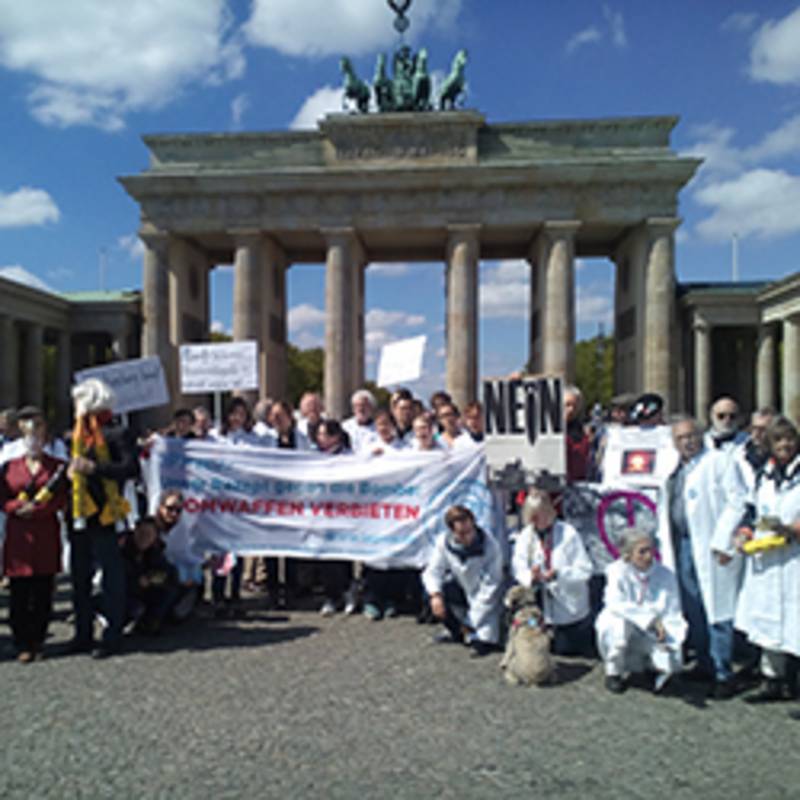 Öffentliche IPPNW-Aktion "Deutschland wählt atomwaffenfrei" am 30.04.2017 am Brandenburger Tor in Berlin, Foto: IPPNW
