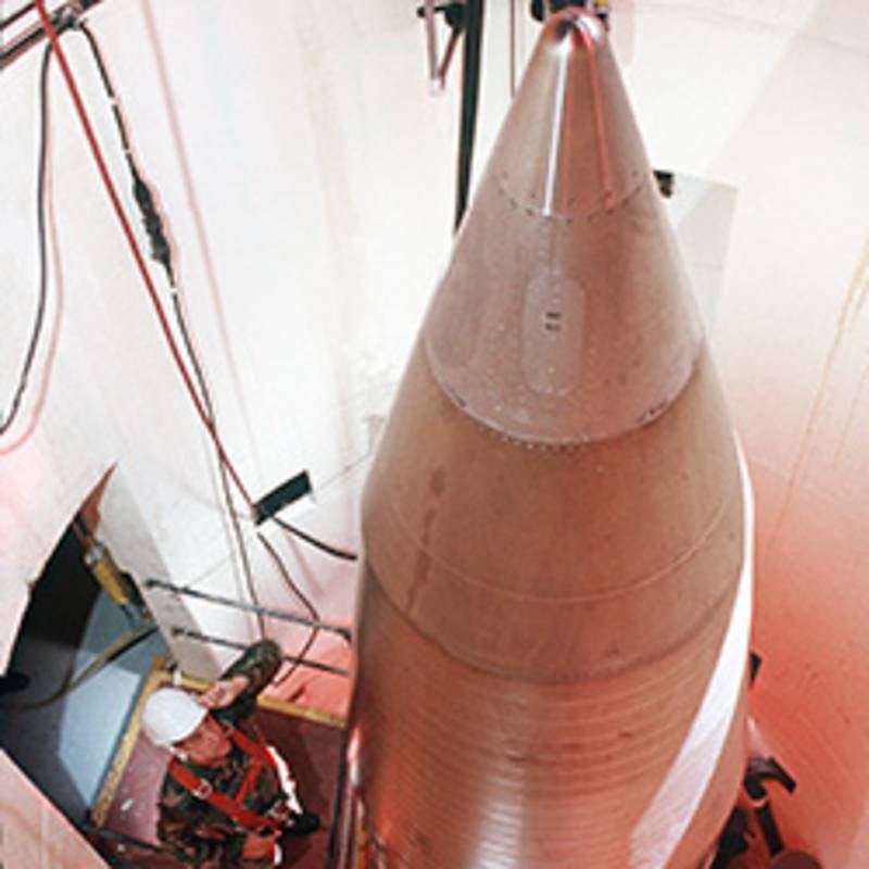 „Minuteman III" im Silo 1989“. (bearbeitet) Lizenziert unter Gemeinfrei über Wikimedia Commons - https://commons.wikimedia.org/wiki/File:Minuteman_III_in_silo_1989.jpg