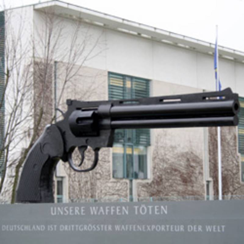 Kunstaktion gegen Waffenhandel vor dem Bundeskanzleramt, 26.2.2013, Foto: Staudte, IPPNW