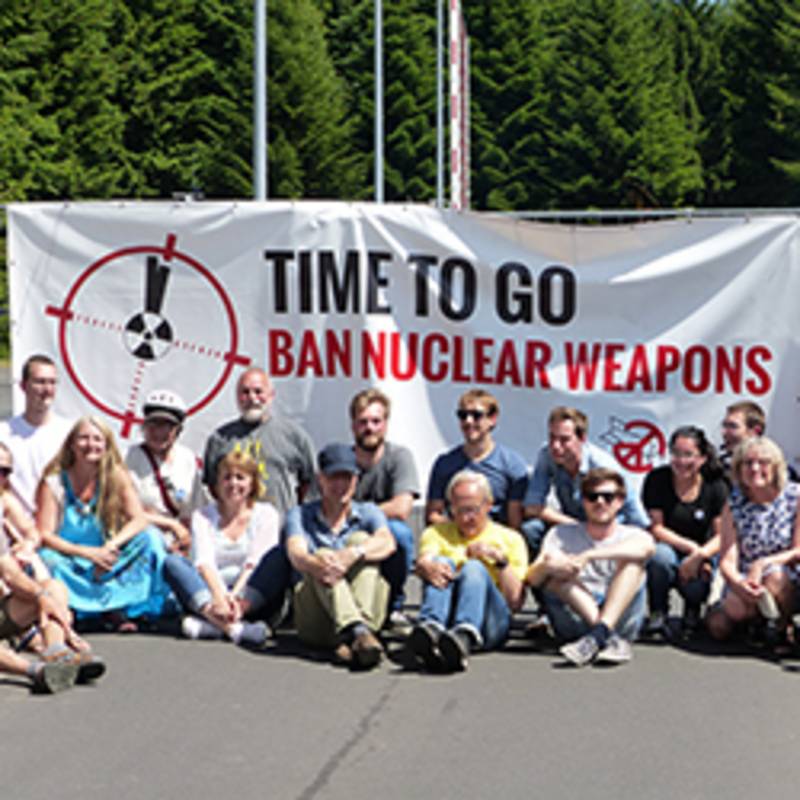 IPPNW-Protest vor dem Haupttor des Fliegerhorstes Büchel für den Abzug der US-Atomwaffen im Juni 2017, Foto: IPPNW