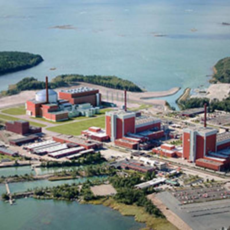 Das Atomkraftwerk Olkiluoto als Fotomontage mit EPR (links) und BWR-2500, Foto: Wikipedia. https://creativecommons.org/licenses/by-sa/3.0/