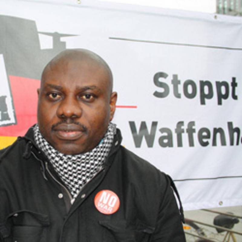 Emanuel Matondo bei einer Protestaktion gegen Rüstungsexporte am 21.6.2012 in Berlin