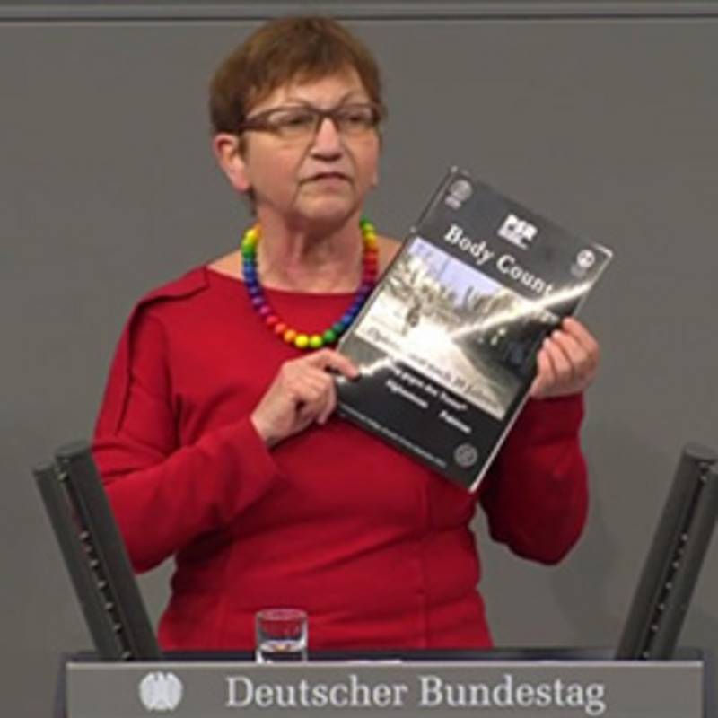 Inge Höger präsentiert im Bundestag den IPPNW-Report "Body Count", Foto: Bundestag