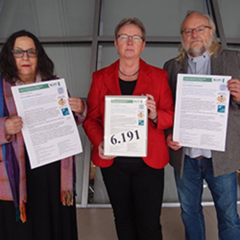 Übergabe der Unterschriften "Keine Waffen nach Nahost" an die Vorsitzende des Petitionsausschusses Kersten Steinke, Foto: IPPNW