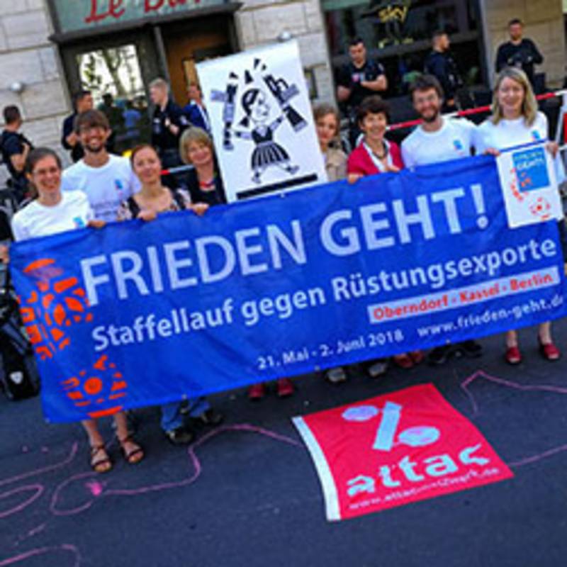 "Frieden geht!"AktivistInnen bei den Protesten anlässlich der Jahreshauptversammmlung von Rheinmetall am 08.05.2018 in Berlin, Foto: IPPNW