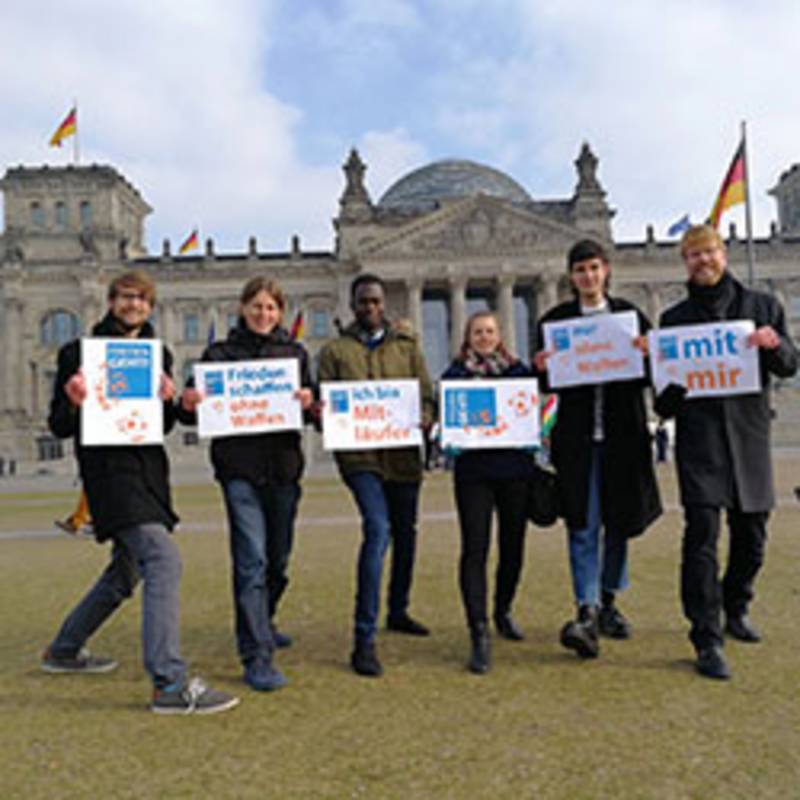 Fotoaktion von "Frieden geht" vor dem Bundestag mit VertreterInnen von World Vision, Kindernothilfe, Terres de Hommes und Kindernothilfe, Foto: Frieden geht