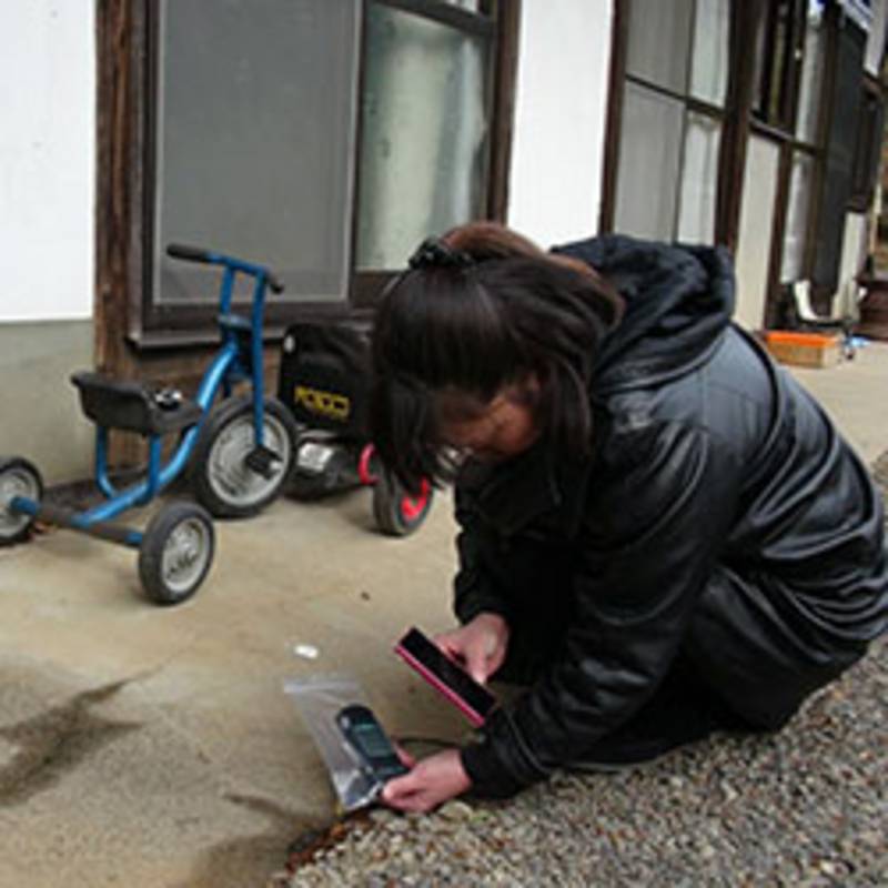 Eine Japanerin misst die Strahlung an ihrem Haus, Foto: Ian Thomas Ash
