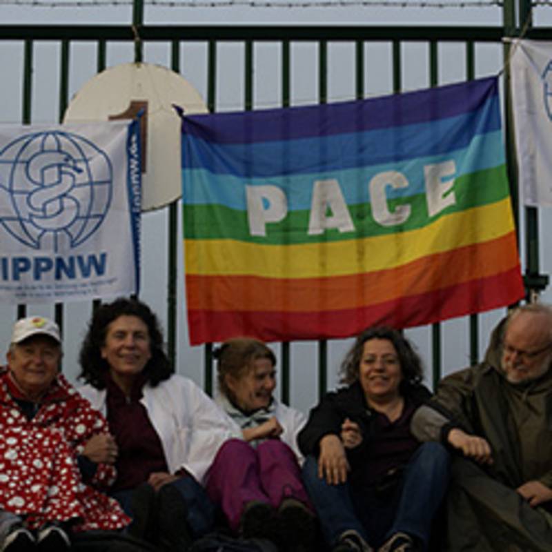 Zwanzig AktivistInnen blockieren 3 Tore des Fliegerhorstes Büchel, um gegen die dort stationierten Atomwaffen zu demonstrieren. Foto: IPPNW