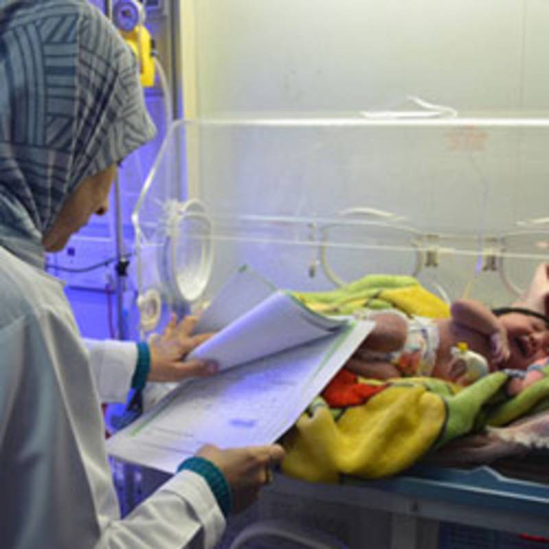 Die Kinderärztin Dr. Samira Alaani untersucht am Fallujah General Hospital ein Neugeborenes; Foto: Donna Mulhearn