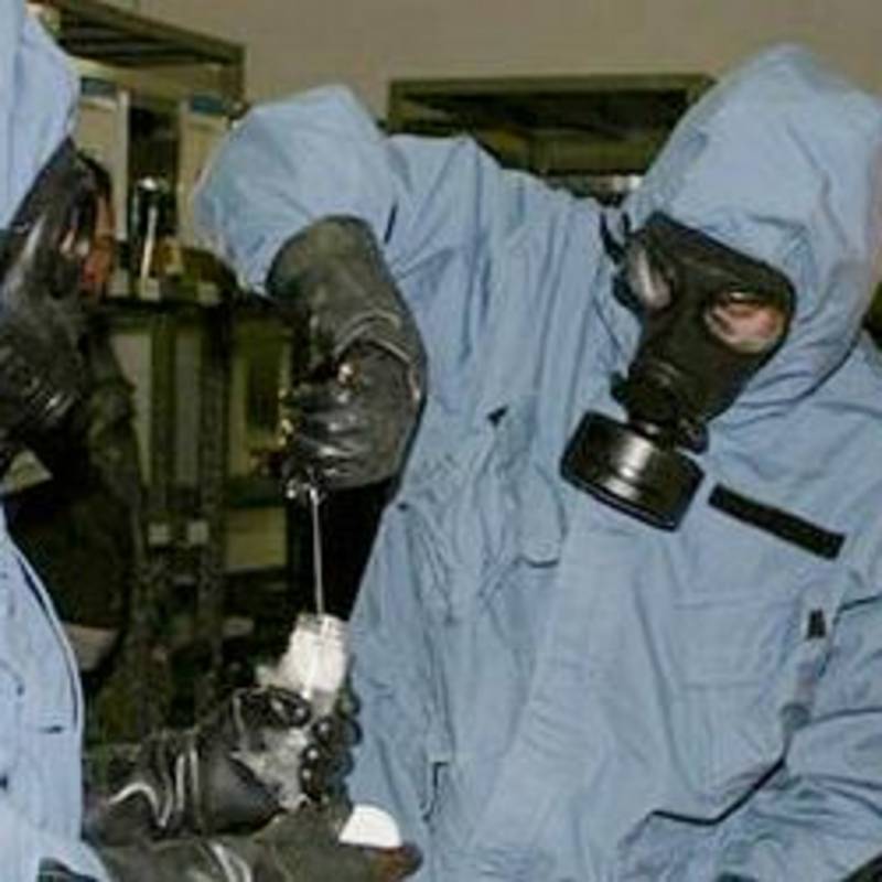 Inspektoren der OPCW entnehmen eine Chemiewaffenprobe. Foto: OPCW