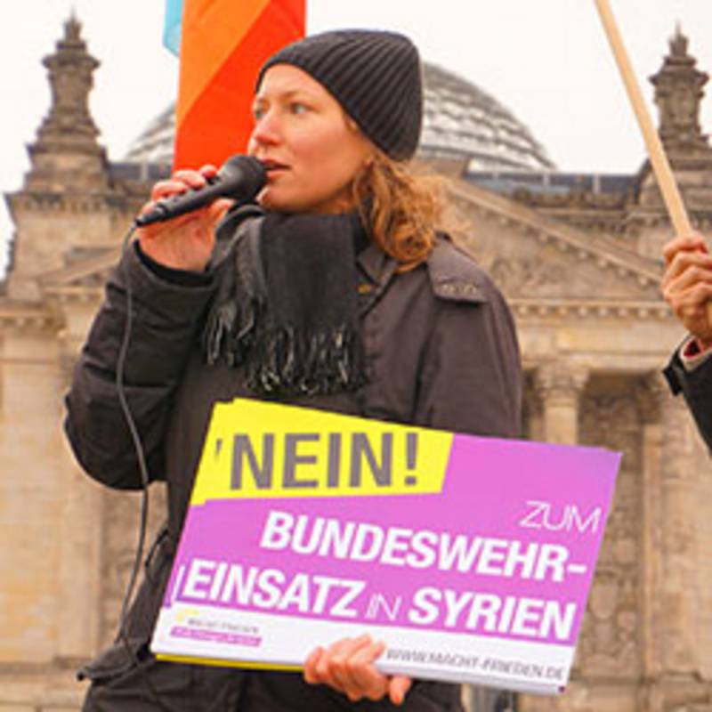 Campaignerin Elise Kopper bei einer Protestaktion gegen die Verlängerung des Bundeswehreinsatzes in Syrien, Foto: Macht Frieden