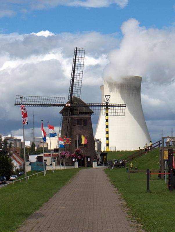 Doel (Belgien), Atomkraftwerk und Mühle *Fotograf: Friedrich Tellberg *Datum: 7. August 2005 {{GDFL-self}}